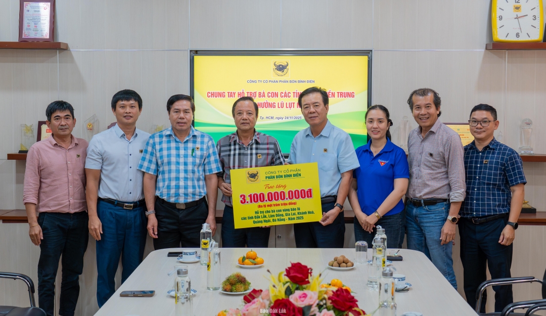 Đại diện Công ty Cổ phần Phân bón Bình Điền trao bảng tượng trưng kinh phí hỗ trợ cho các tỉnh.