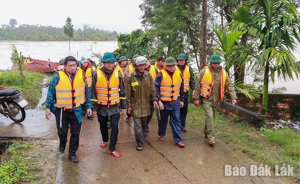 Phó Bí thư Tỉnh ủy Đỗ Hữu Huy kiểm tra tình hình lũ lụt tại 