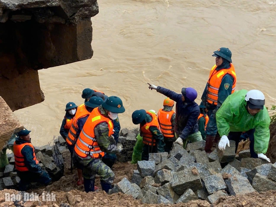 Bộ đội gia cố mố cầu Giang Sơn bị mưa lũ gây sạt lở nghiêm trọng.
