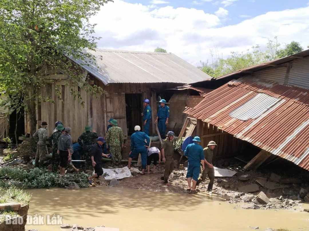 Lực lượng dân quân tham gia giúp dân 