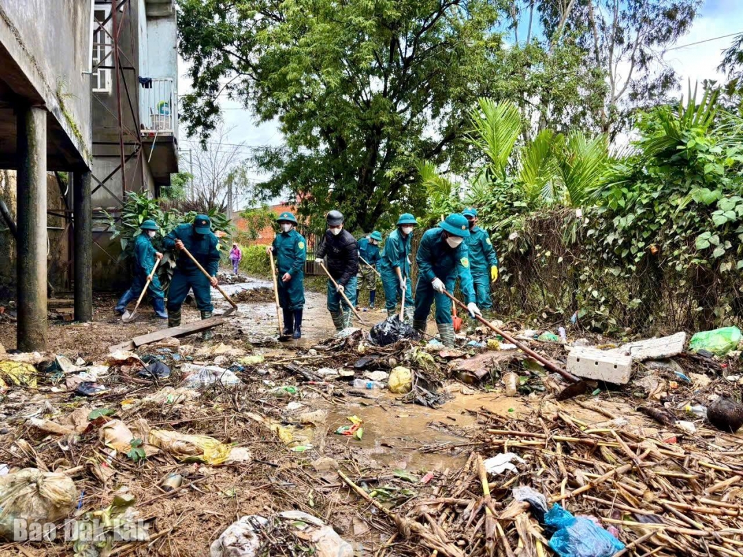 Lực lượng dân quân tổng dọn vệ sinh sau lũ tại xã Hòa Sơn