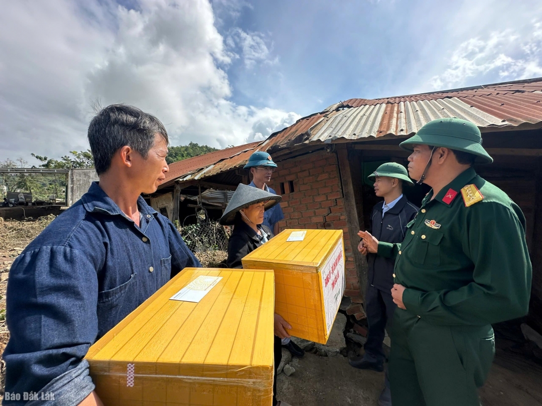 Đại tá Niê Ta động viên các gia đình, đồng thời đề nghị