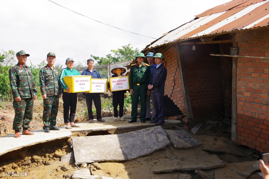 Đoàn công tác thăm, tặng quà các gia đình bị sập nhà do mưa lũ.