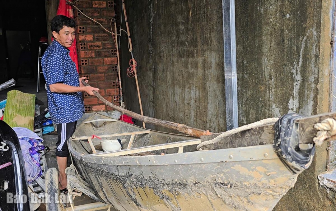 Ông Trần Công Thành và chiếc ghe ông đã dùng để cứu hơn 40 người giữa cơn lũ dữ.