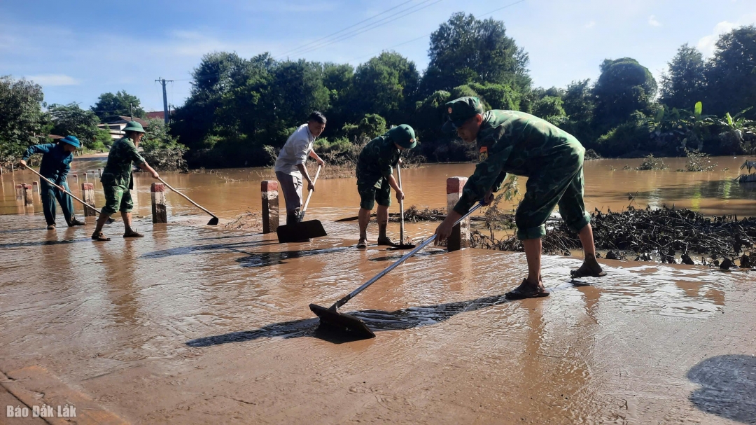 Bộ đội tích cực nạo vét bùn on, dọn dẹp vệ sinh môi trường sau lũ.