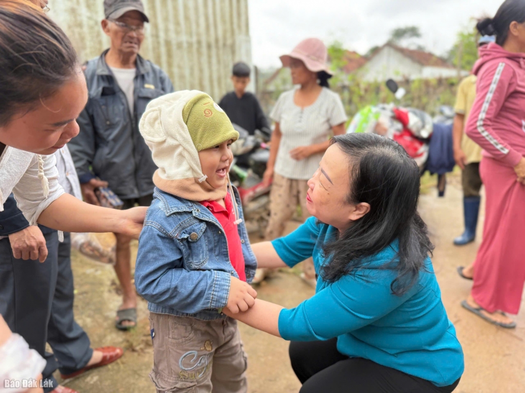 Phó Bí thư Thường trực Tỉnh uỷ Cao Thị Hoà An hỏi thăm, động viên các em nhỏ ở thôn Tân Đạo, xã Đông Hoà.