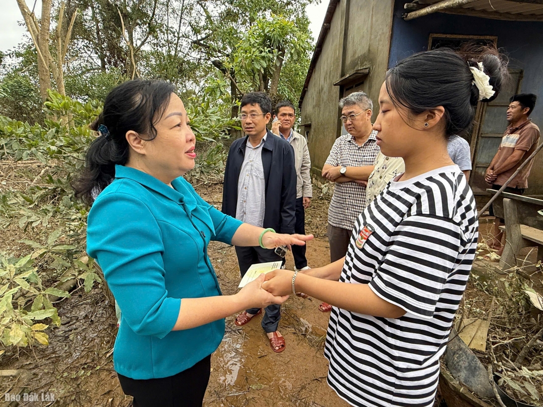 Đồng chí Cao Thị Hoà An thăm hỏi, động viên các gia đình ở thôn Tân Đạo có nhà bị ngập sâu, hư hại.