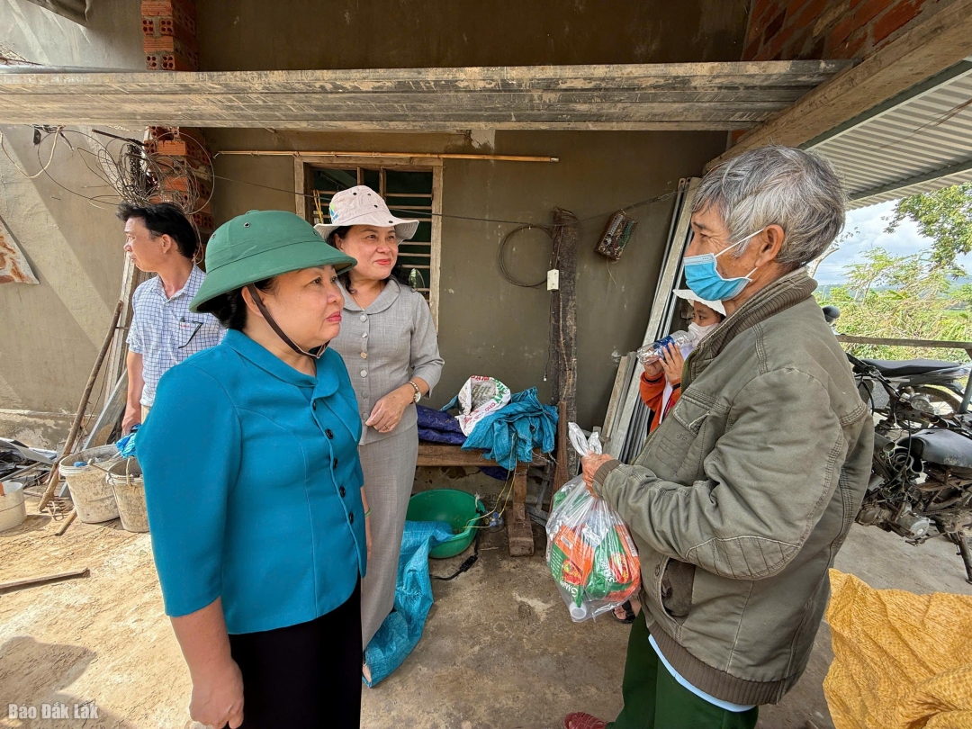 Phó Bí thư Thường trực Tỉnh uỷ Cao Thị Hoà An đã xúc động chia sẻ với những mất mát, khó khăn của bà con xóm Bến.