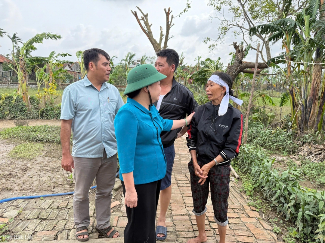 đồng chí Cao Thị Hoà An đã đến thăm hộ gia đình chị Ca Thị Tám, có chồng chết trong đợt mưa lũ vừa qua.
