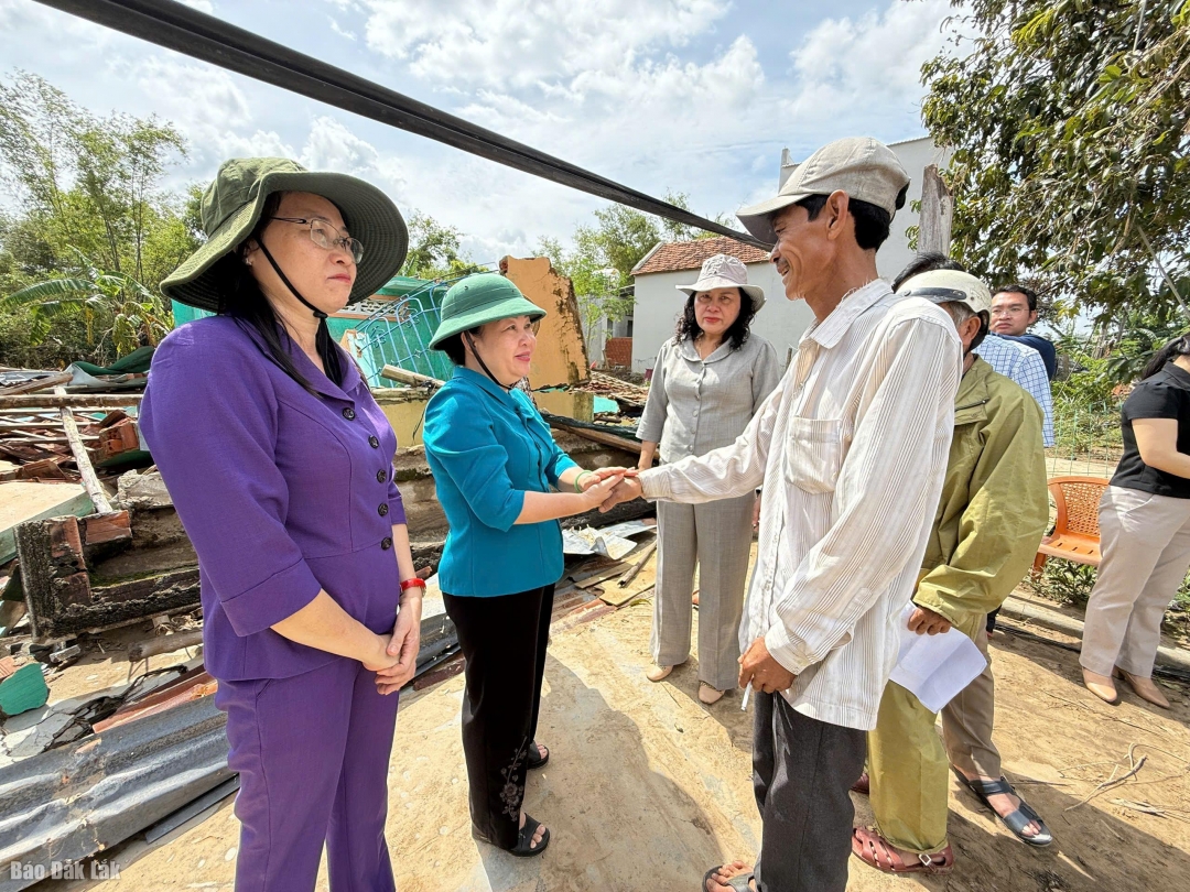 Thay mặt lãnh đạo tỉnh, đồng chí Cao Thị Hòa An thăm, tặng quà cho một hộ dân co nhà bị sập hoàn toàn tại thôn Phong Hậu, xã Phú Hòa 1.
