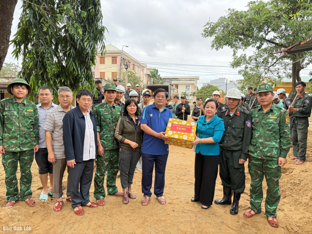Phó Bí thư Thường trực Tỉnh uỷ Cao Thị Hoà An tặng quà, động viên các cán bộ, chiến sỹ đang hỗ trợ Trường THPT Lê Trung Kiên khắc phục hậu quả thiên tai.
