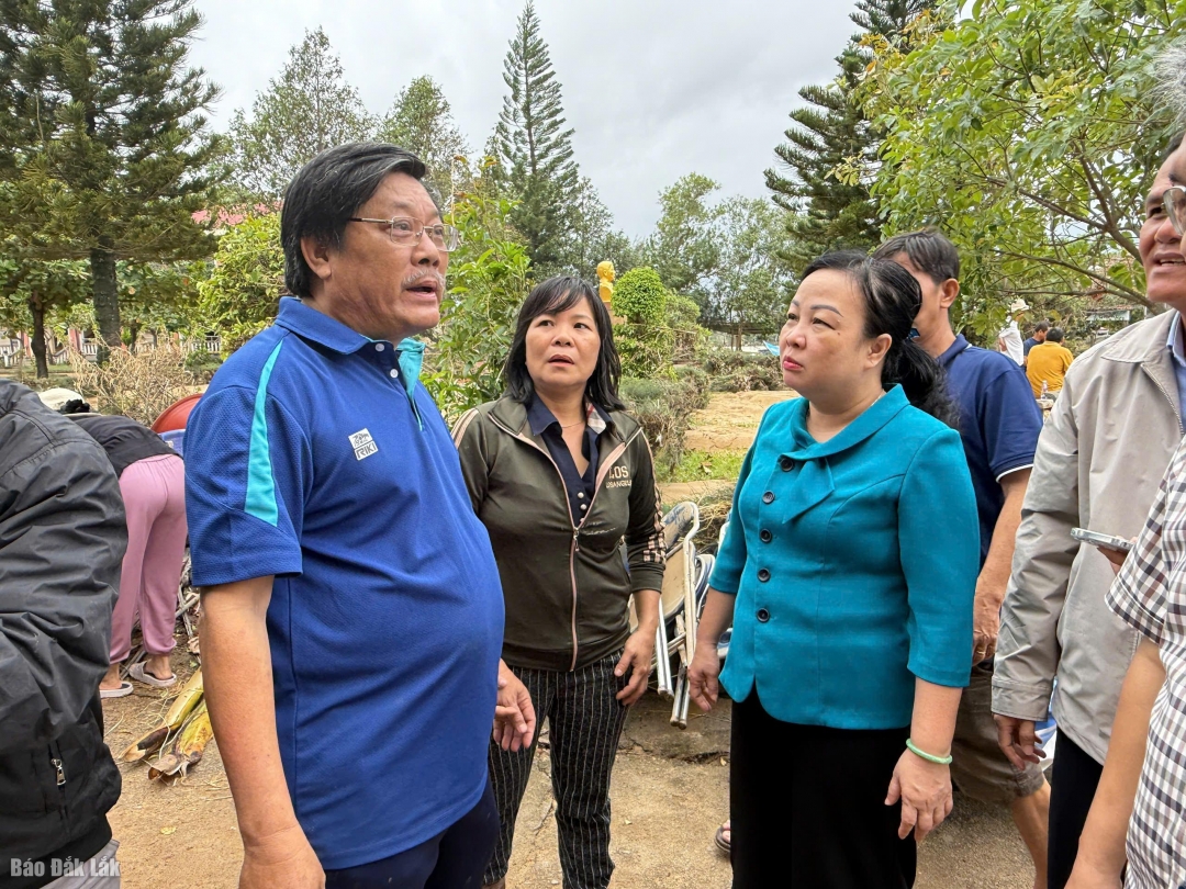 Đồng chí Cao Thị Hòa An hỏi thăm, động viên các thầy cô Trường THPT Lê Trung Kiên, xã Đông Hoà.