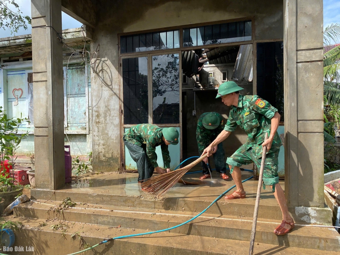 Cán bộ, chiến sĩ Đồn Biên phòng Xuân Đài hỗ trợ gia đình neo đơn dọn dẹp, vệ sinh nhà ở sau mưa lũ.