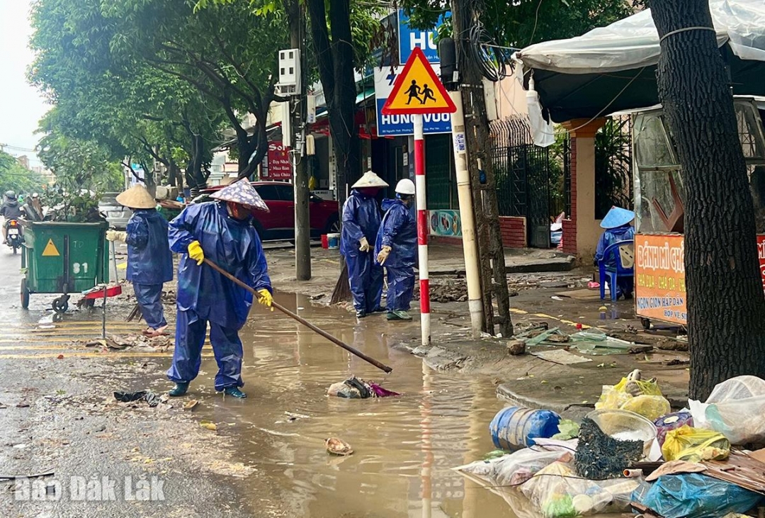 Hình ảnh nhân viên môi trường cùng người dân dọn dẹp sau mưa, lũ.