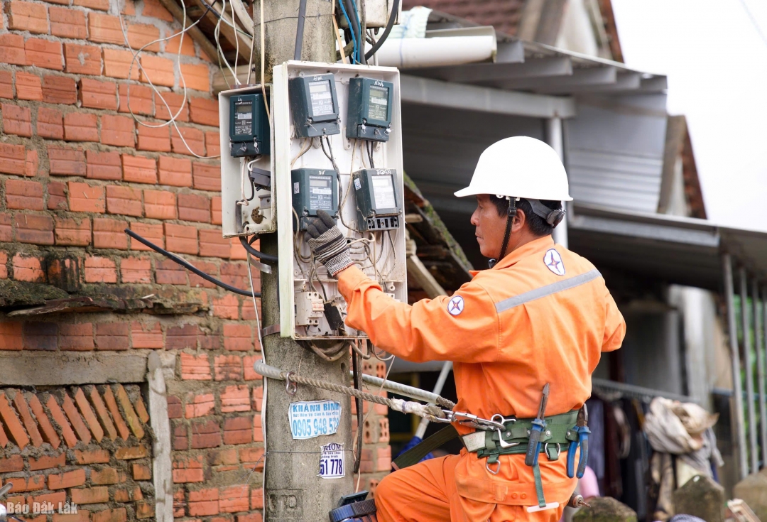 Sau mưa lua, ngành điện nỗ lực đảm bảo cung ứng điện chiếu sáng, phục vụ sản xuất, đời sống người dân.