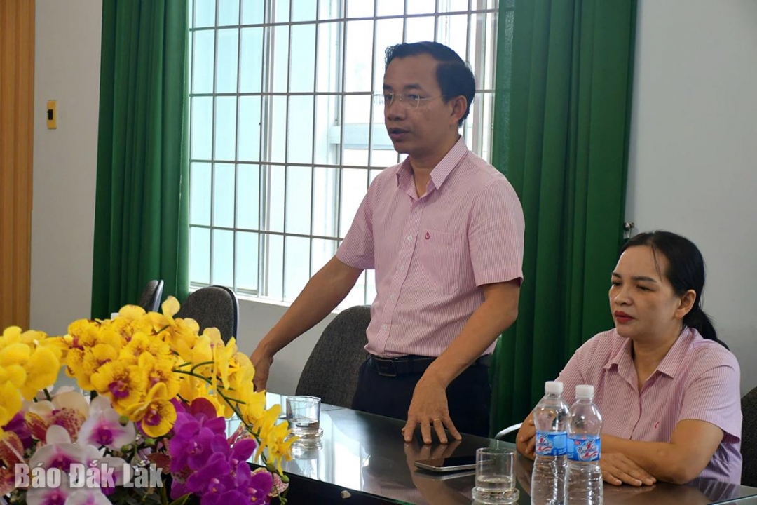 Ông Đào Thái Hòa, Giám đốc Chi nhánh Ngân hàng Chính sách xã hội tỉnh Đắk Lắk phát biểu tại buổi trao hỗ trợ.