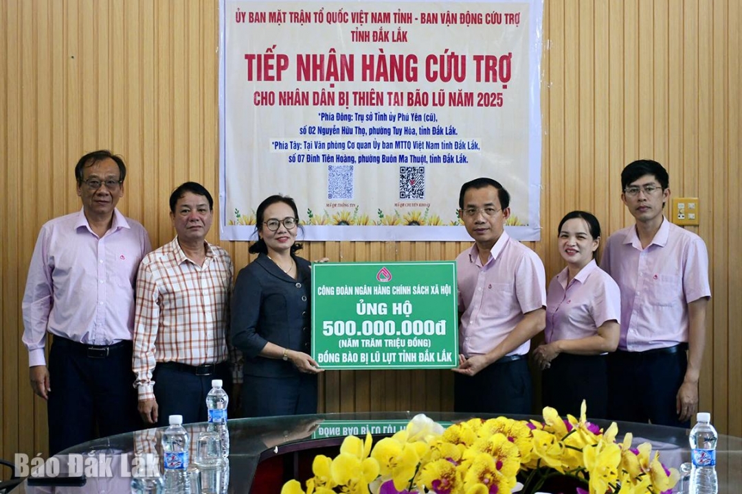 Ban giám đốc Chi nhánh Ngân hàng Chính sách xã hội tỉnh Đắk Lắk, đại diện Công đoàn Ngân hàng Chính sách xã hội Việt Nam trao hỗ trợ 500 triệu đồng cho đồng bào vùng lũ.