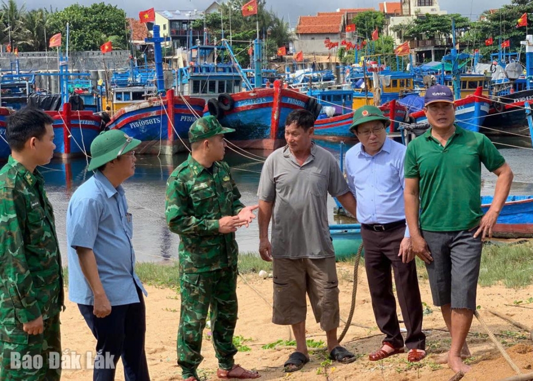 Lãnh đạo phường Hòa Hiệp, lực lượng bộ đội biên phòng tiếp tục kiểm tra, nhắc nhở người dân ứng phó thiên tai. 