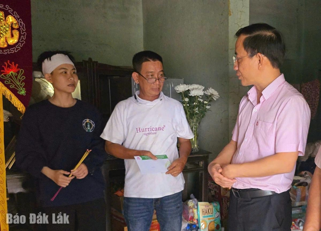 Ông Đào Thái Hòa chia sẻ với những mất mát của gia đình ông Tạ Tấn Châu (xã Hòa Thịnh).