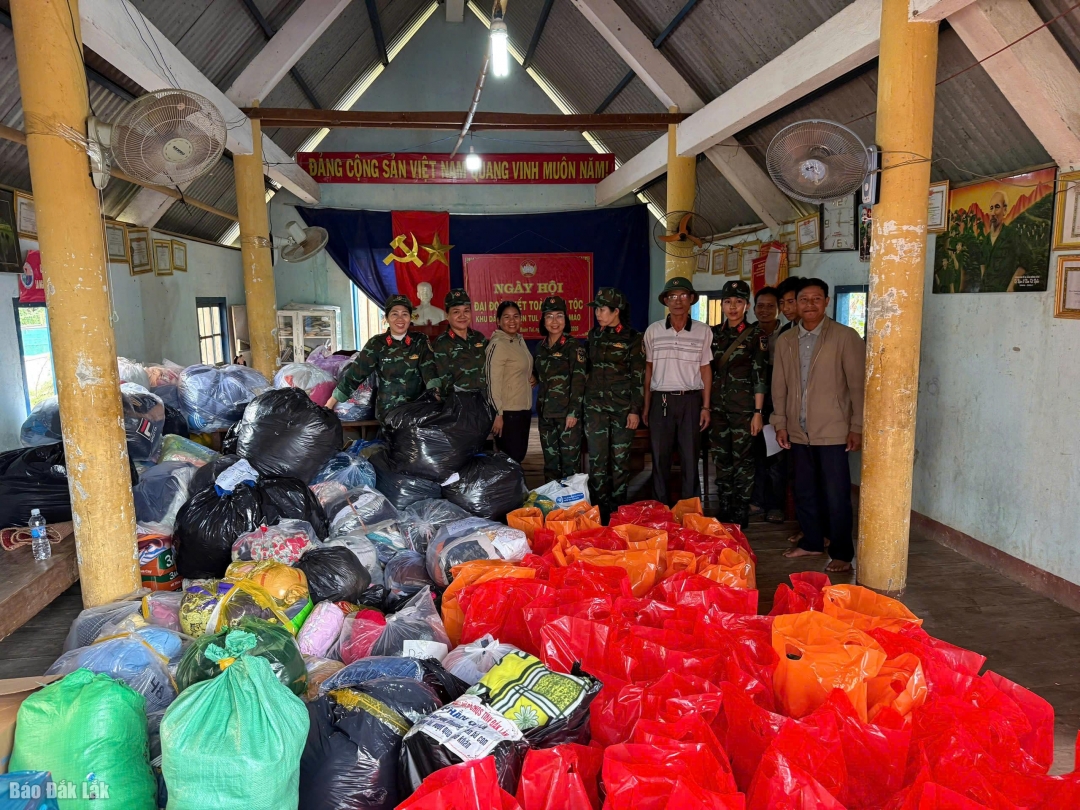 Hội Phụ nữ Bộ Chỉ huy Quân sự tỉnh chuẩn bị các phần quà tặng người dân vùng lũ Yang Mao.