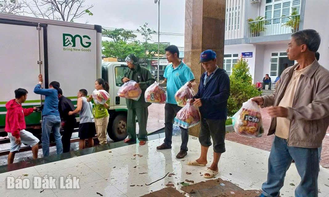 Hoạt động tiếp nhận quà hỗ trợ người dân ở phường Phú Yên.
