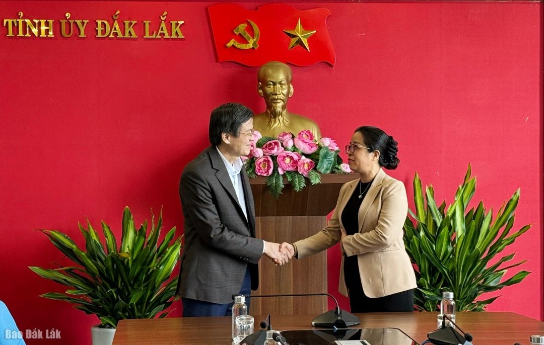 Phó Bí Thư Tỉnh ủy Huỳnh Thị Chiến Hòa trân trọng gửi lời tri ân sâu sắc đến sự quan tâm, hỗ trợ quý báu của Học viện.