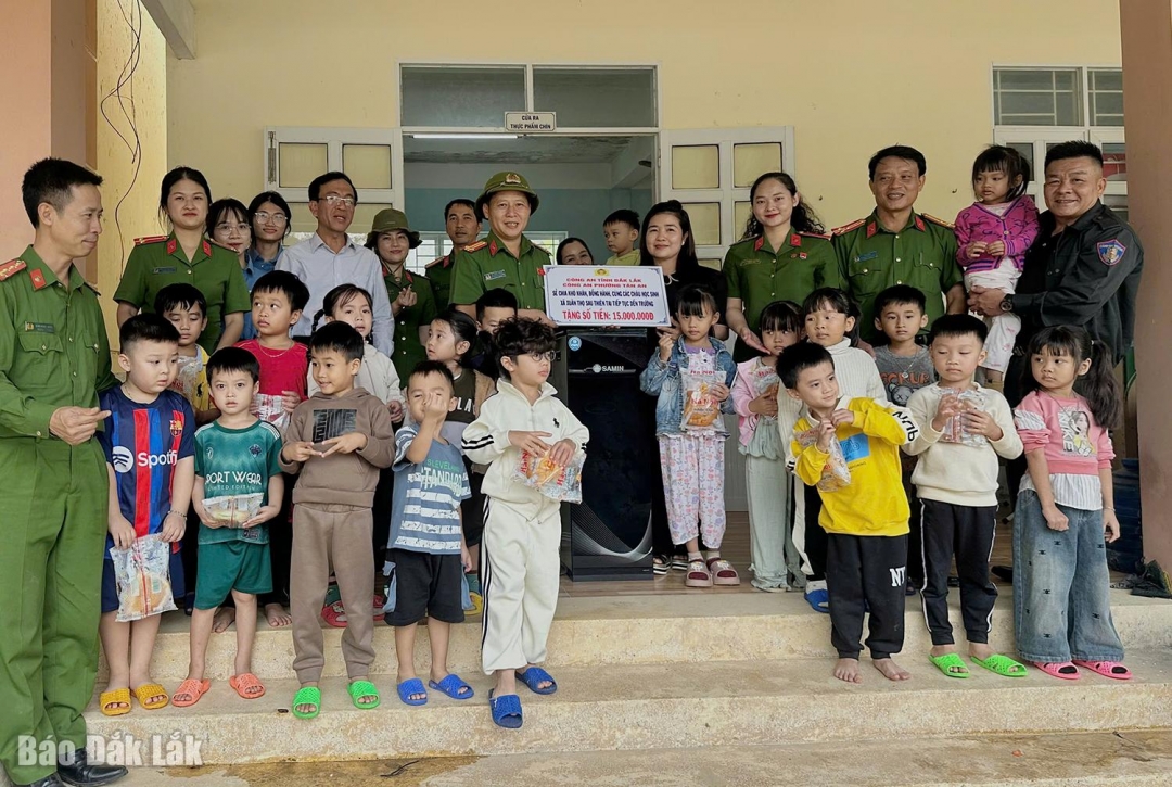 Công an phường Tân An trao hỗ trợ cho trường mầm non ở xã Xuân Thọ.