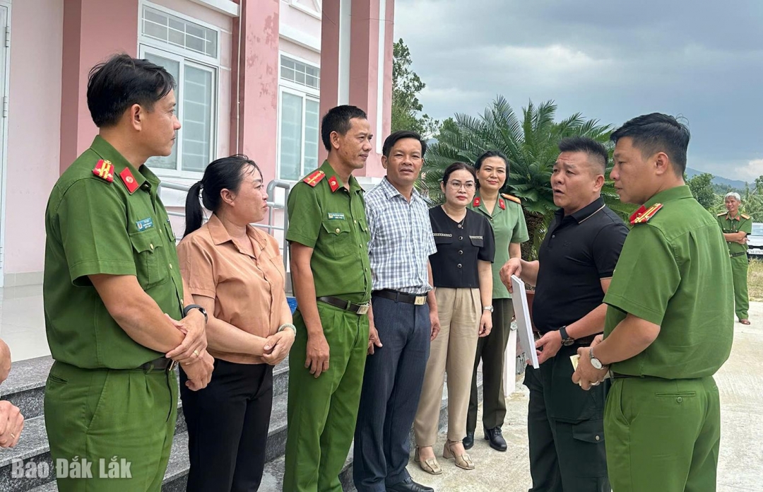 Đoàn thăm hỏi, động viên hai cán bộ, chiến sĩ Công an xã Xuân Thọ có nhà cửa, tài sản bị hư hại trong đợt lũ vừa qua.