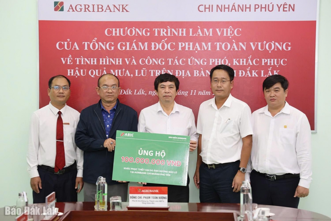 Đại diện ABIC trao 100 triệu đồng hỗ trợ Agribank Chi nhánh Phú Yên khắc phục thiệt hại do bão lũ.