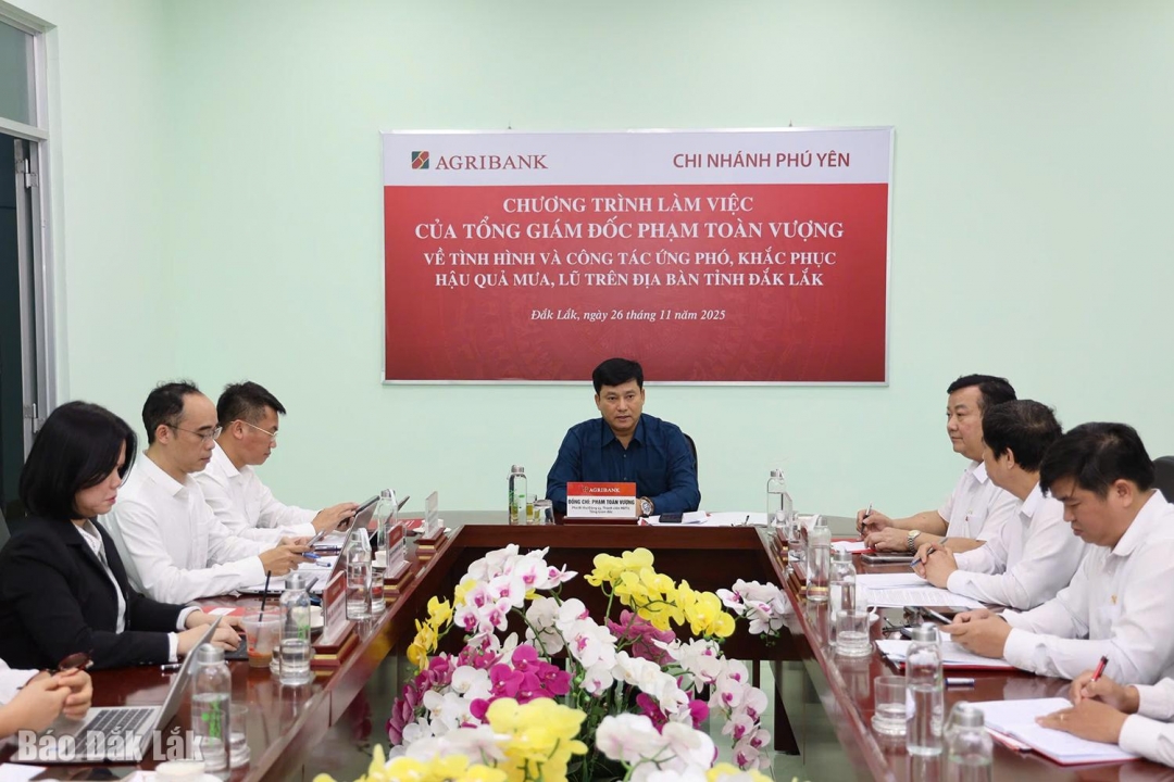 Tổng Giám đốc Agribank Phạm Toàn Vượng chủ trì buổi làm việc với Agribank Chi nhánh Phú Yên về công tác ứng phó, khắc phục hậu quả mưa lũ.