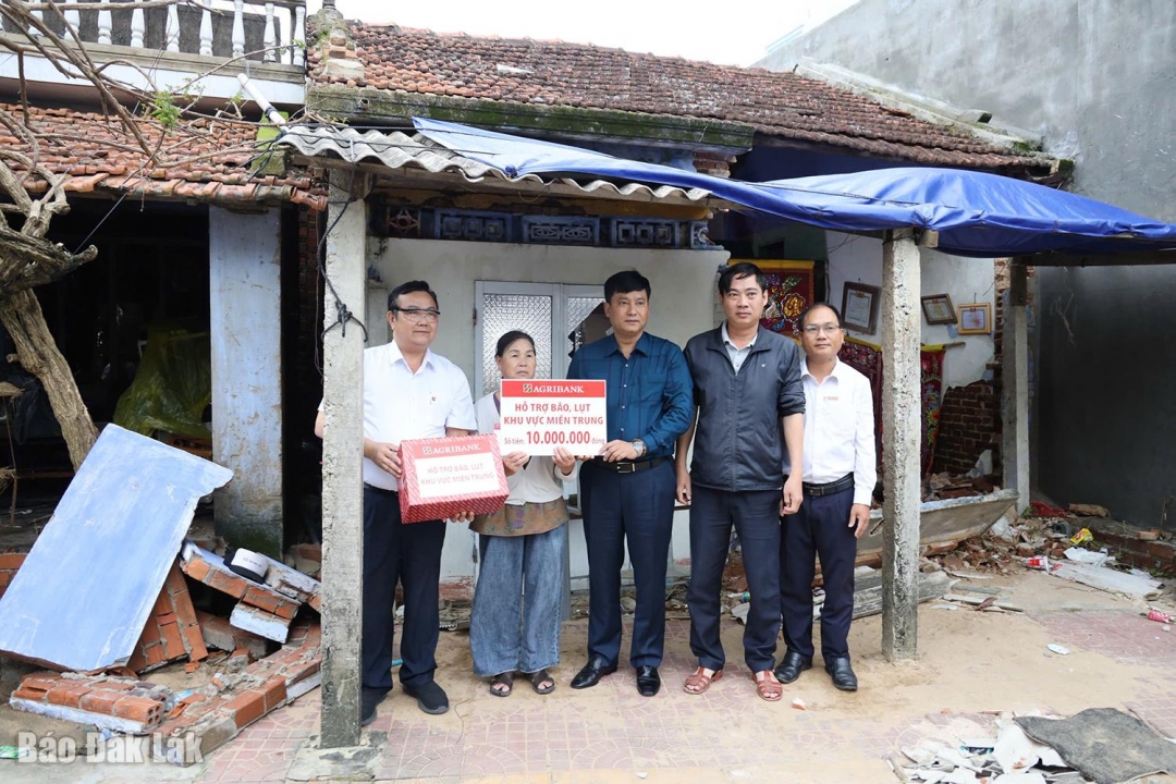 Đoàn công tác của Agribank trao quà hỗ trợ cho gia đình bà Diệp Ái Lan.