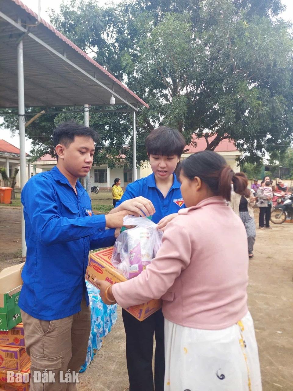 Đoàn thanh niên phường tặng quà cho bà con buôn Cư Drăm