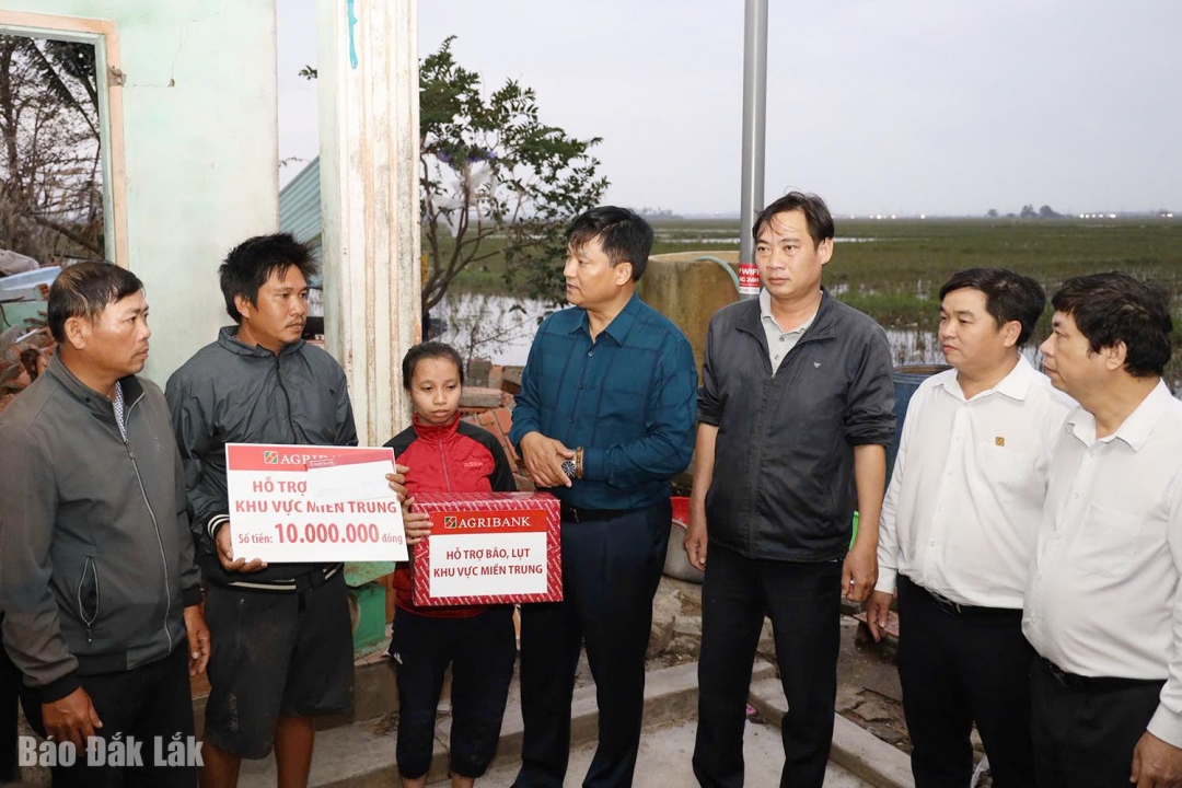 Nhiều hoạt động an sinh được Agribank và Agribank Chi nhánh Phú Yên để hỗ trợ người dân bị thiệt hại do mưa lũ. Trong ảnh: Tổng Giám đốc Agribank Phạm Toàn Vượng động viên, trao quà cho hộ chị Cao Thị Tuyết Nhung (phường Đông Hòa) có nhà bị sập do mưa lũ.