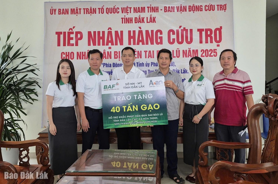 Lãnh đạo Ủy ban MTTQ Việt Nam tỉnh tiếp nhận 40 tấn gạo hỗ trợ khắc phục hậu quả sau mưa lũ tại các xã Hòa Thịnh, Sơn Thành, Đức Bình, Sơn Hòa.