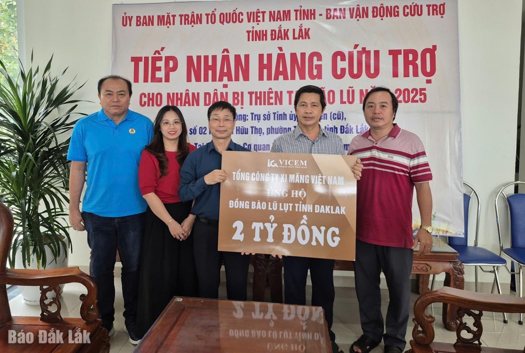 Đại diện Tổng Công ty Xi măng Việt Nam trao 2 tỷ đồng hỗ trợ tỉnh Đắk Lắk khắc phục thiệt hại do mưa lũ.