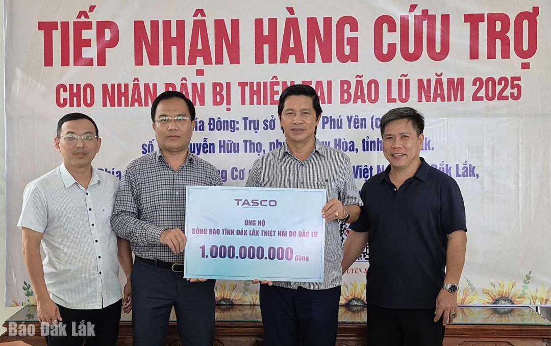 Ông Nguyễn Anh Văn, Phó Tổng Giám đốc Tập đoàn Tasco (thứ hai từ trái qua) trao hỗ trợ 1 tỷ đồng giúp người dân Đắk Lắk khắc phục thiệt hại do thiên tai.