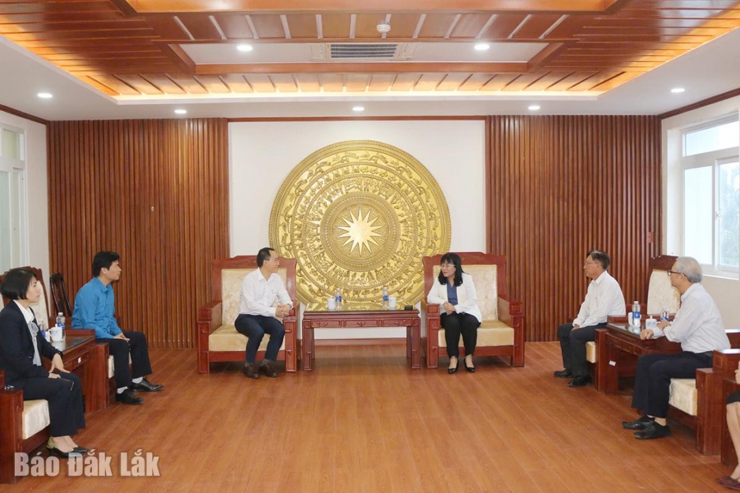 Đồng chí Hồ Thị Nguyên Thảo, Ủy viên Ban Thường vụ Tỉnh ủy, Phó Chủ tịch Thường trực UBND tỉnh, tiếp đoàn công tác của Tổng Công ty Điện lực TP. Hà Nội.