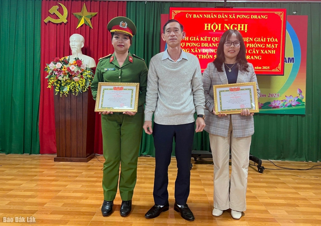 Bí thư Đảng ủy, Chủ tịch HĐND xã Powng Drang trao Giấy khen cho các tập thể tại nghị.