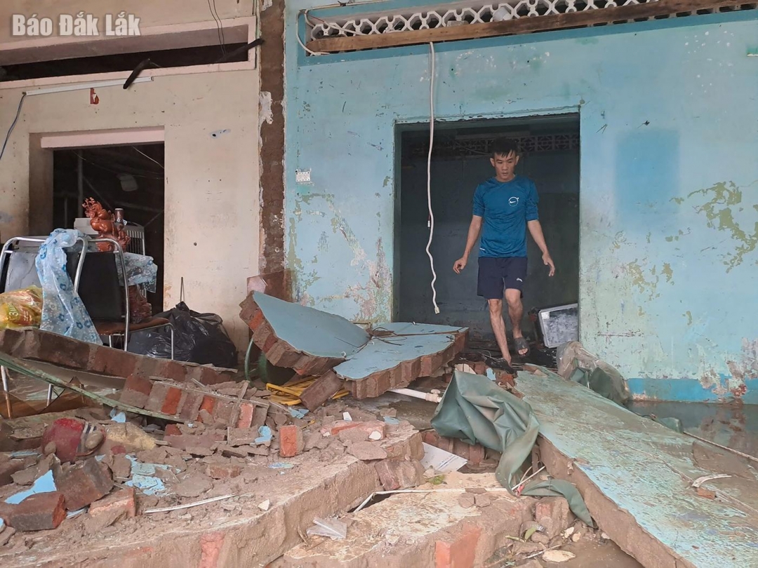 Nhà của một hộ dân phường Tuy Hòa bị hư hỏng do  mưa lũ