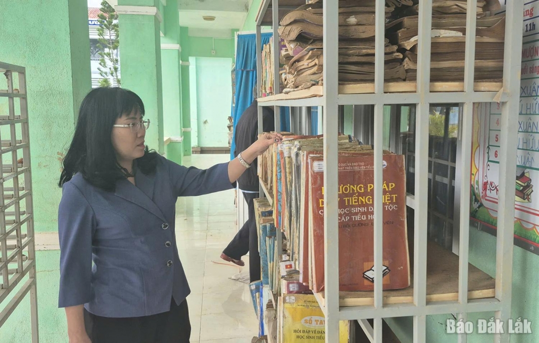 Đồng chí Hồ Thị Nguyên Thảo, Ủy viên Ban Thường vụ Tỉnh ủy, Phó Chủ tịch Thường trực UBND tỉnh kiểm tra công tác khắc phục tại điểm trường Phú Hữu, thuộc Trường Tiểu học Hòa Thịnh.