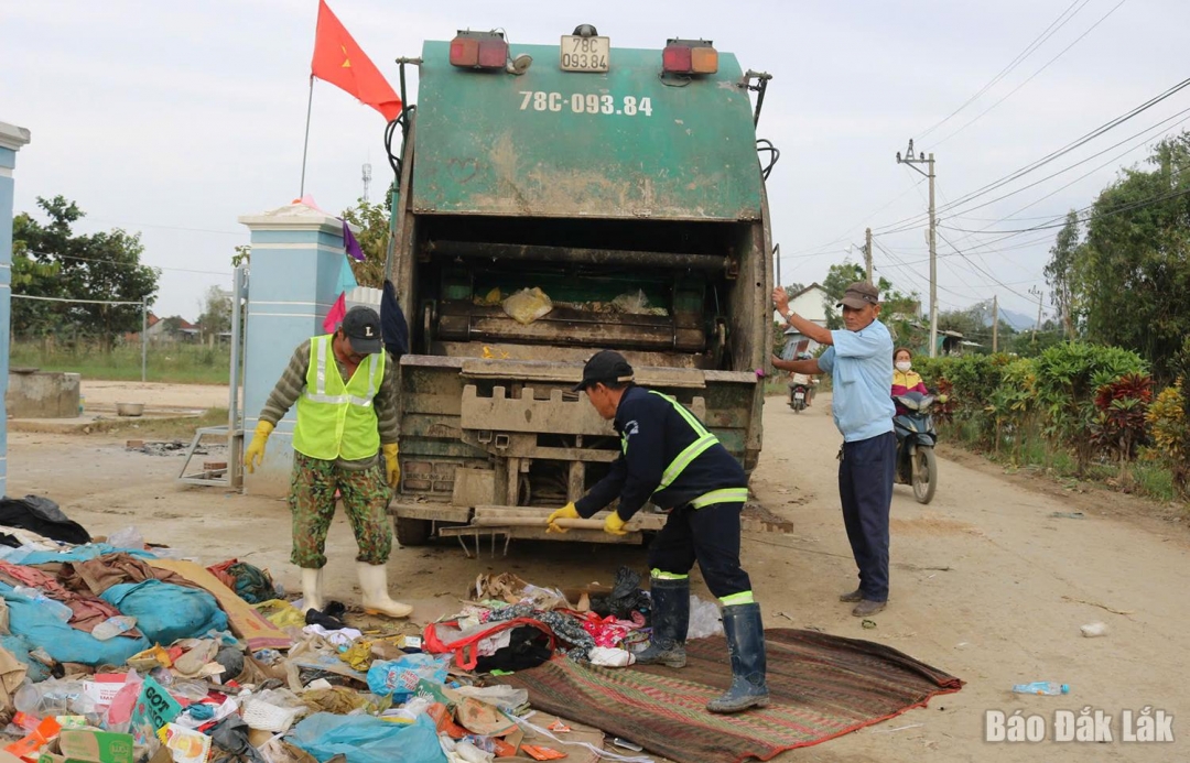 Nhân viên vệ sinh môi trường thu gom rác trên các tuyến đường ở Hòa Thịnh.