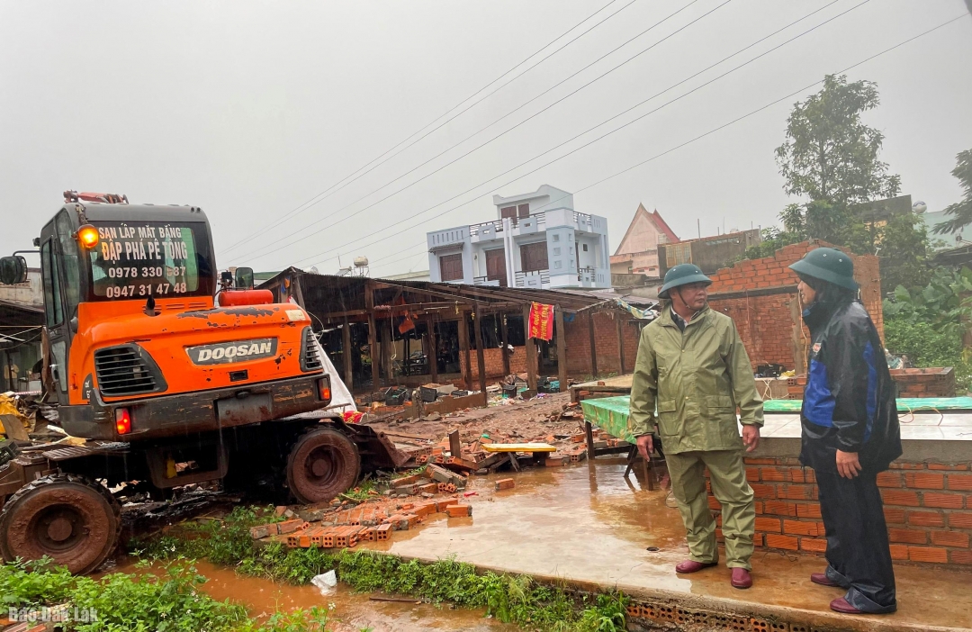 Lãnh đạo UBND xã Pơng Drang chỉ đạo bảo vệ thi công dự án công viên cây xanh.