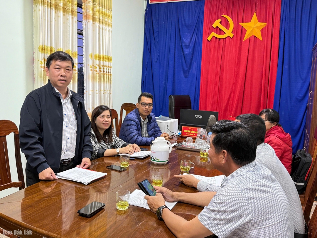 Bí thư Đảng ủy xã Suối Trai trình bày những thiệt hại của người dân trong đợt mưa bão vừa qua.