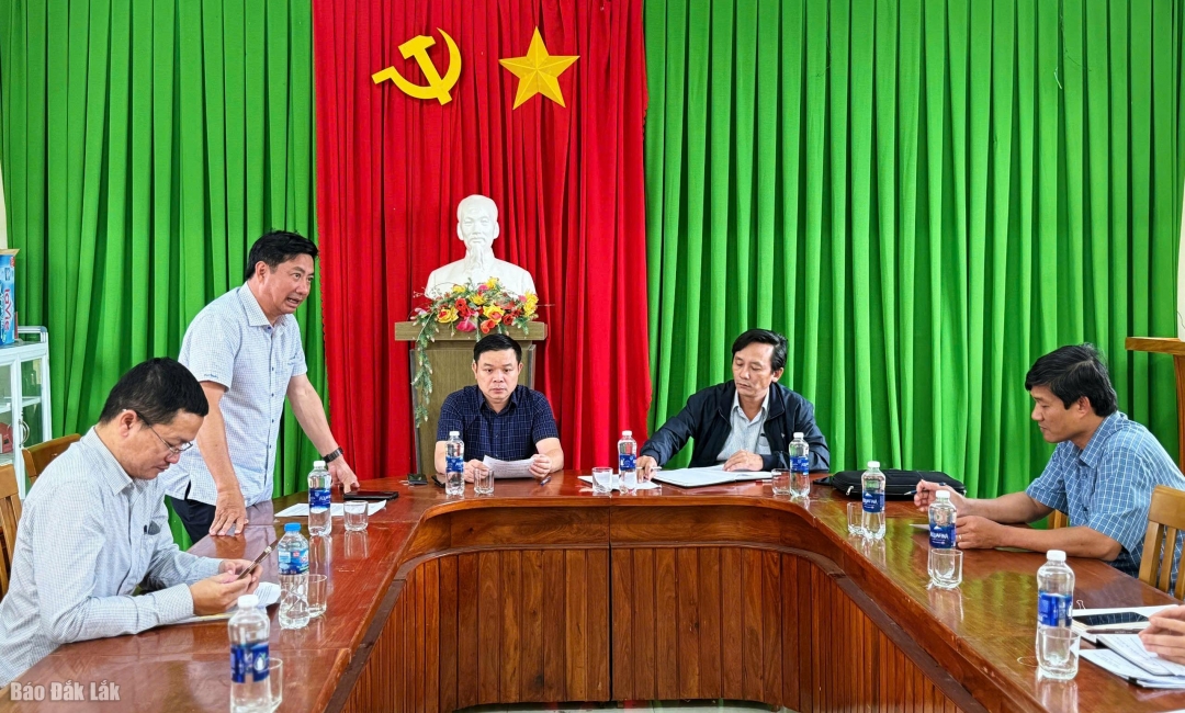 Đồng chí Nguyễn Thượng Hải chia sẻ, động viên chính quyền và người dân bị thiệt hại trong đợt thiên tai, mưa lũ vừa qua.