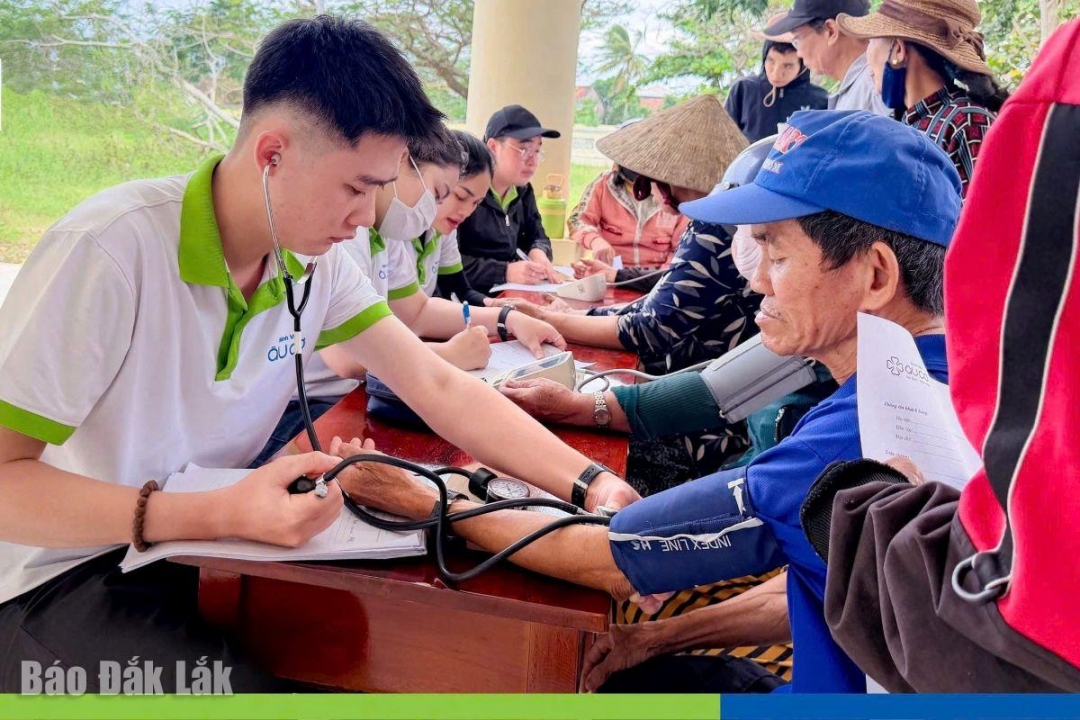 Bác sĩ Bệnh viện Âu Cơ khám bệnh cho người dân chịu ảnh hưởng do bão lũ. Ảnh: bệnh viện cung cấp