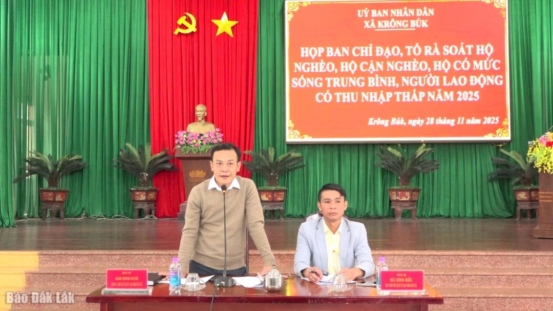 Phó Chủ tịch UBND xã Krông Búk Đàm Đình Oánh phát biểu tại cuộc họp.