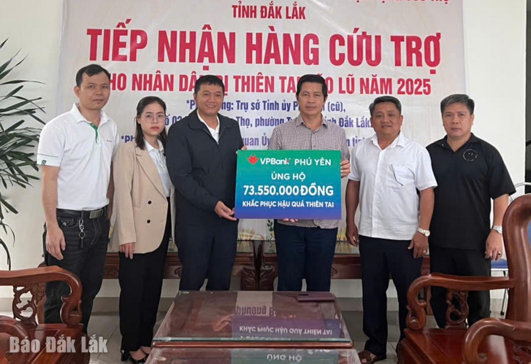 Đoàn công tác của VPBank Chi nhánh Phú Yên trao bảng tượng trưng hỗ trợ hơn 73,5 triệu đồng giúp đồng bào khắc phục hậu quả thiên tai.