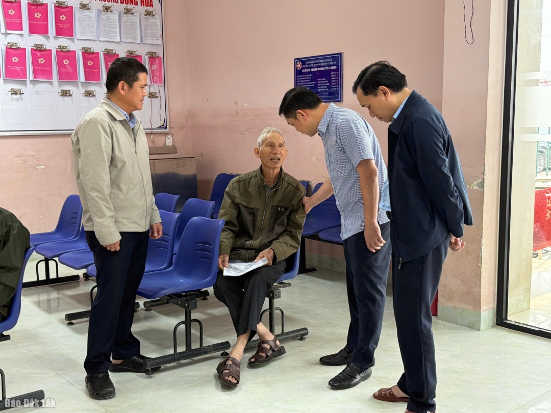 Phó Bí thư Tỉnh ủy Đỗ Hữu Huy hỏi thăm người dân đến làm thủ tục tại Trung tâm Phục vụ hành chính công phường Đông Hòa.