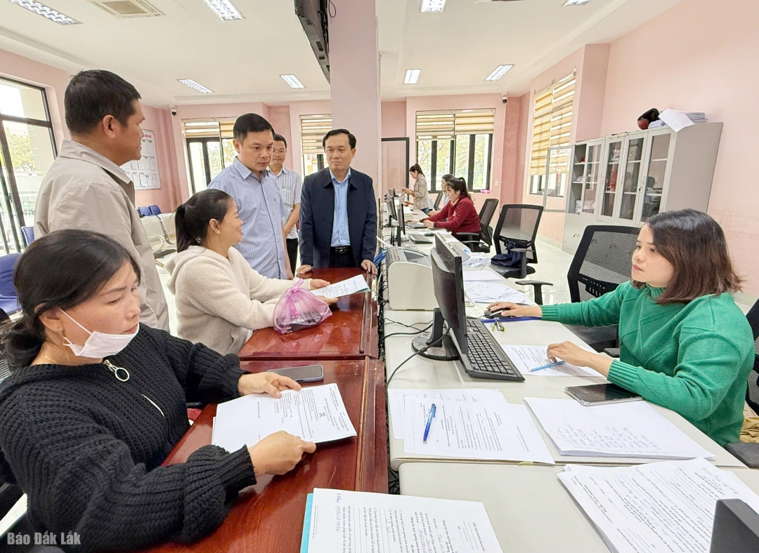 Phó Bí thư Tỉnh ủy Đỗ Hữu Huy kiểm tra thực tế tại Trung tâm Phục vụ hành chính công phường Đông Hòa.