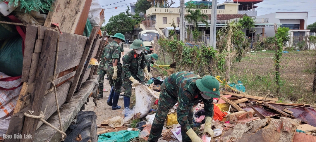 Các chiến sĩ Trung đoàn 66 giúp nhân dân